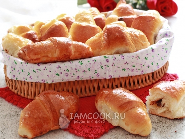 Рогалики с шоколадной пастой (дрожжевые), рецепт с фото