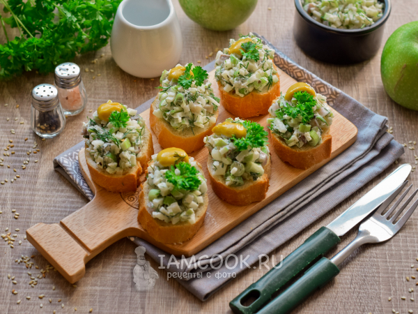 Бутерброды с селедкой и яблоком, рецепт с фото