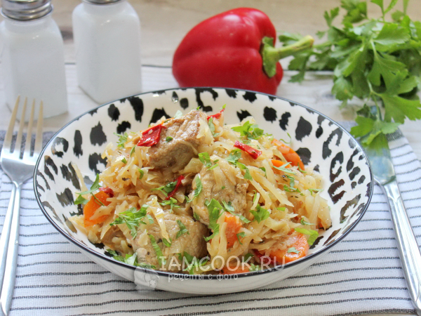 Тушеная капуста с мясом в кастрюле, рецепт с фото