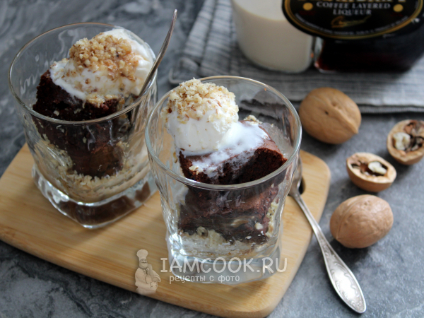 Шоколадный брауни с мороженым, рецепт с фото