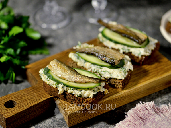 Бутерброды со шпротами с яйцом и огурцом, рецепт с фото