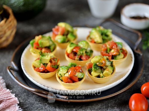 Салат с авокадо в тарталетках, рецепт с фото
