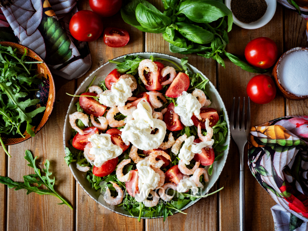 Салат со страчателлой и креветками, рецепт с фото