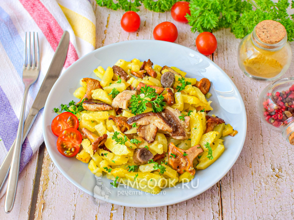 Жареная картошка с лесными грибами на сковороде, рецепт с фото