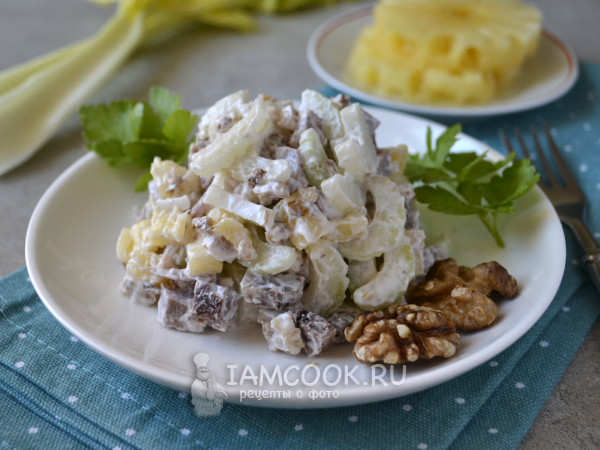 Салат «Императрица» с ананасом и сельдереем, рецепт с фото