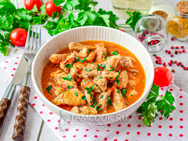 Гуляш из свинины с подливкой в мультиварке, рецепт с фото