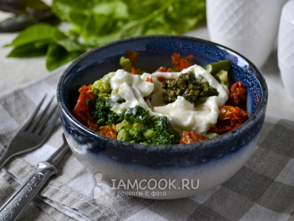 Салат со страчателлой и песто, рецепт с фото