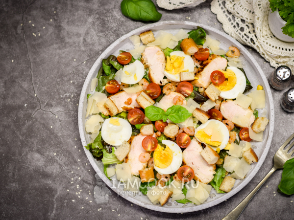 Салат «Цезарь» с курицей и креветками, рецепт с фото