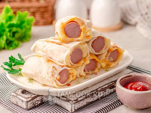 Сосиска с картошкой в лаваше, рецепт с фото