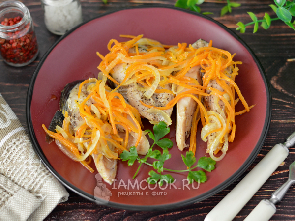 Тушеная скумбрия с морковью и луком на сковороде, рецепт с фото