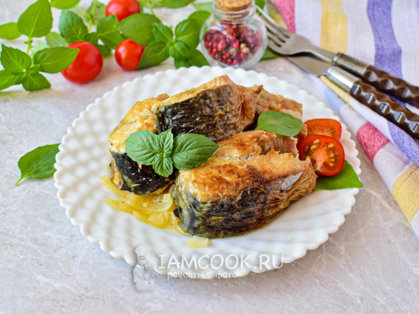 Тушеная скумбрия на сковороде с луком, рецепт с фото