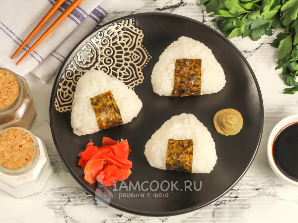 Онигири с крабовыми палочками, рецепт с фото