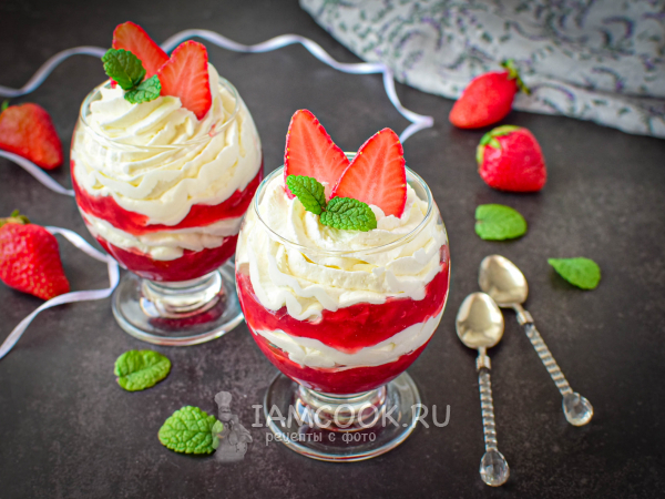 Творожный десерт с клубникой, рецепт с фото
