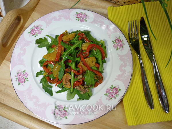 Салат из печеных болгарских перцев с анчоусами, апельсином и руколой, рецепт с фото