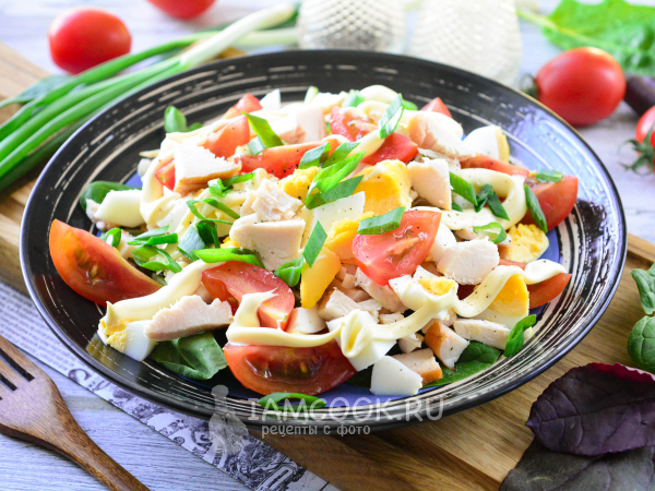 Салат с копченой курицей, помидорами и яйцами, рецепт с фото