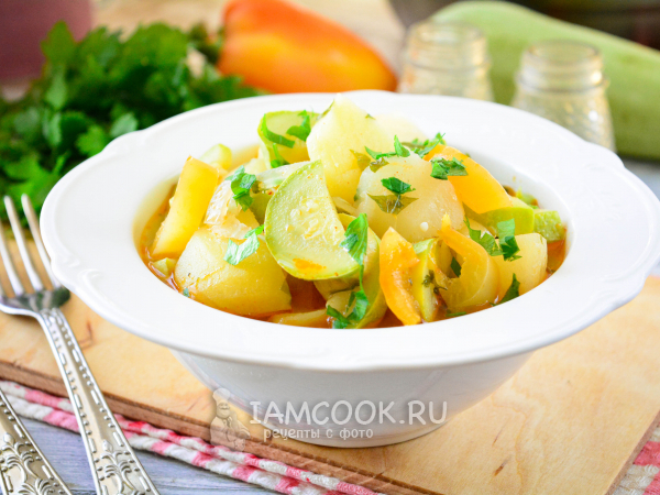 Тушеная картошка с кабачками и перцем, рецепт с фото
