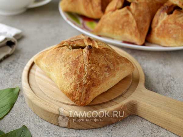 Мини-курники из слоеного теста, рецепт с фото