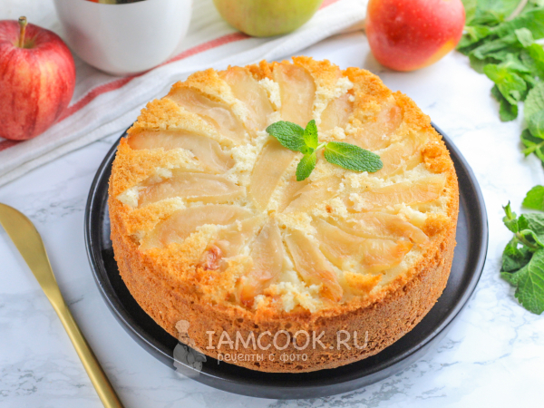Пышная шарлотка-перевертыш на кефире с яблоками, рецепт с фото