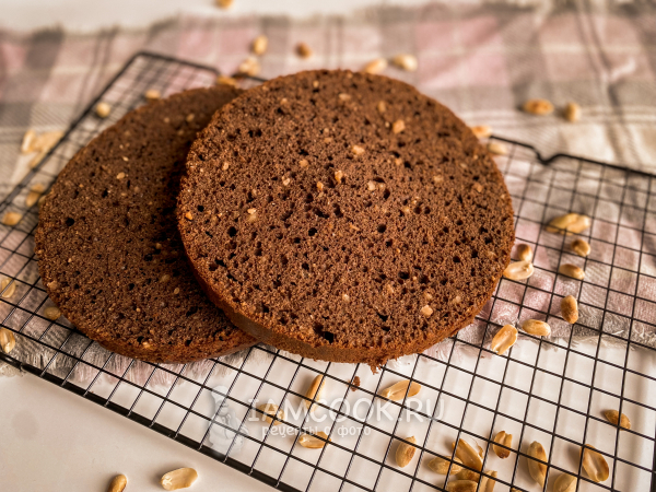 Шоколадный бисквит с бананом, арахисом и карамелью, рецепт с фото