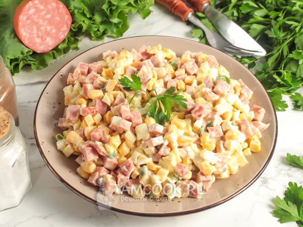 Салат «Ежик» с копченой колбасой и кукурузой, рецепт с фото