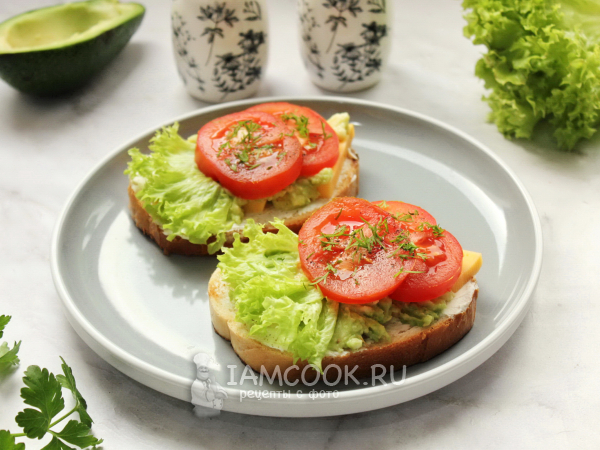 Бутерброды с авокадо, сыром и помидором, рецепт с фото