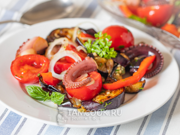 Теплый салат с осьминогом, рецепт с фото