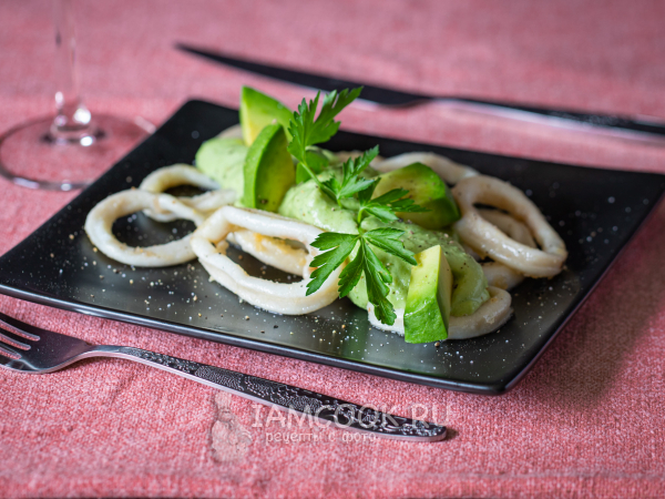 Кальмар в сливочном соусе с авокадо, рецепт с фото