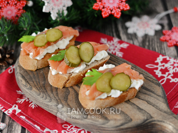 Бутерброды с соленой горбушей на праздничный стол, рецепт с фото