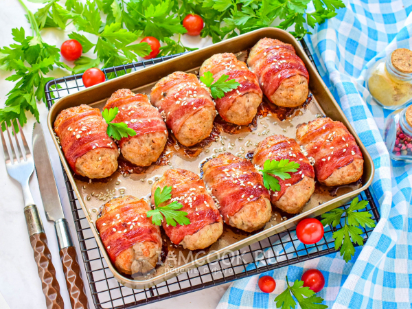 Котлеты в беконе в духовке, рецепт с фото