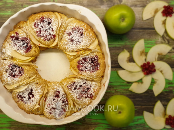 Отрывной пирог с брусникой и яблоками, рецепт с фото
