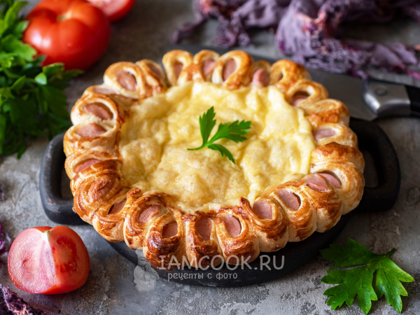 Пирог из слоеного теста с сосиской и сыром, рецепт с фото