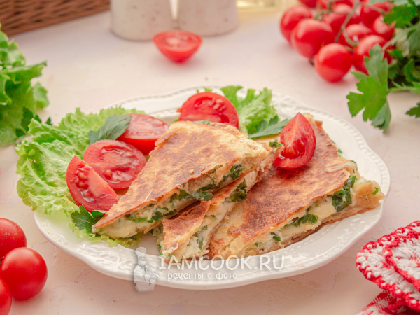 Тортилья с сыром и яйцом на сковороде (с зеленью), рецепт с фото