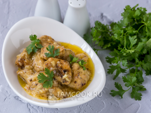 Курица в чесночном соусе на сковороде, рецепт с фото