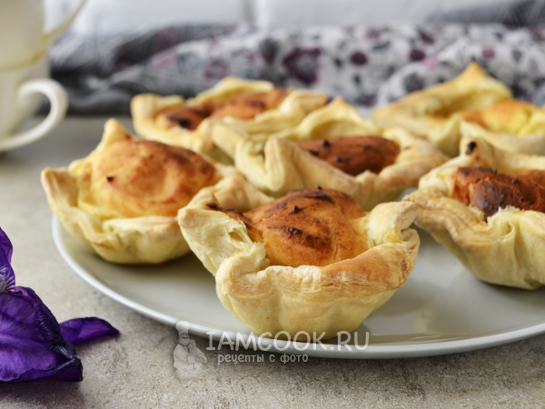 Маффины из слоеного теста с начинкой (с творогом), рецепт с фото