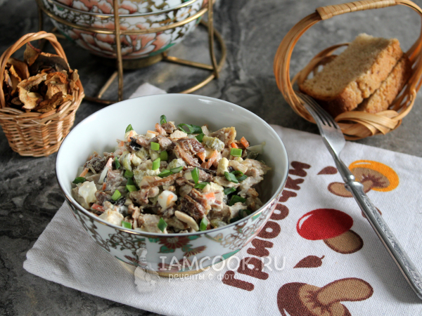 Салат с сушеными грибами и курицей, рецепт с фото
