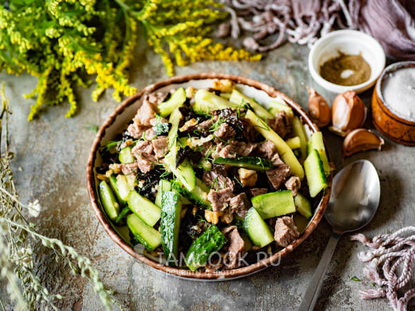 Салат с говядиной, черносливом и грецкими орехами, рецепт с фото