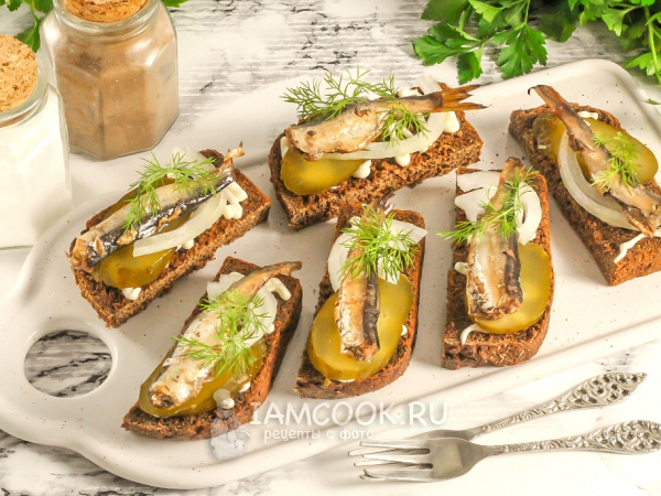 Бутерброды со шпротами на жареном хлебе, рецепт с фото