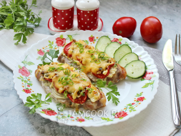 Стейк из свинины в духовке с помидорами, рецепт с фото