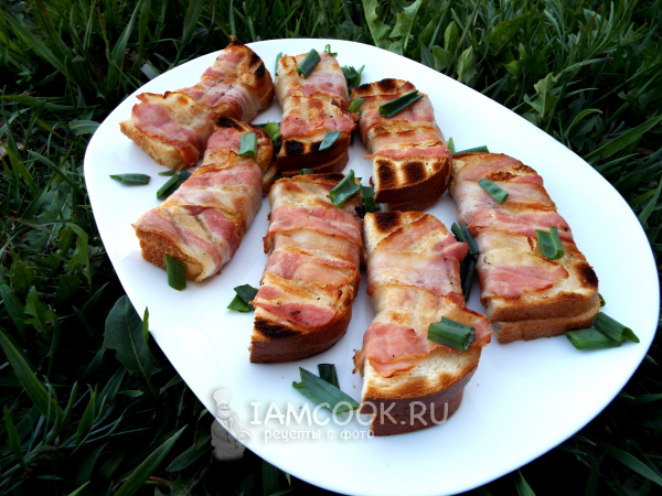 Хлеб в беконе на мангале, рецепт с фото