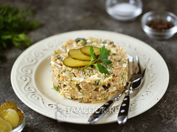 Салат с тунцом и соленым огурцом, рецепт с фото