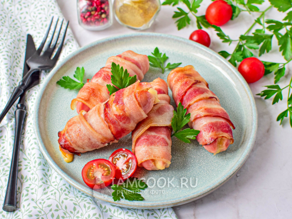 Сосиски с сыром в беконе, рецепт с фото