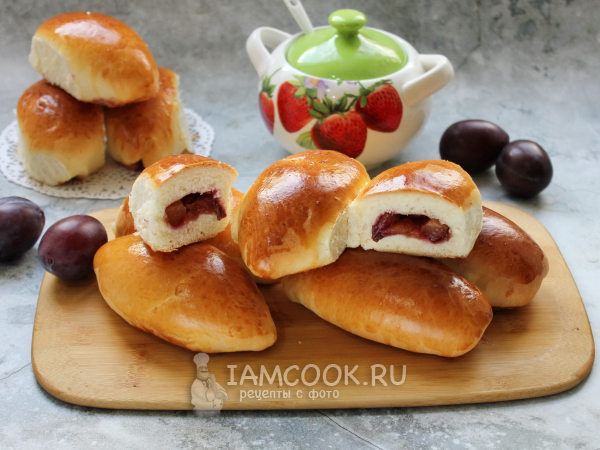 Пирожки со сливами из дрожжевого теста, рецепт с фото