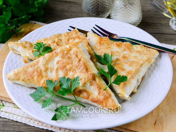 Треугольники из лаваша с курицей, рецепт с фото