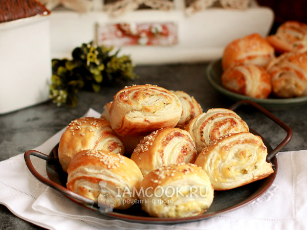 Булочки из слоеного теста с сыром и творогом, рецепт с фото