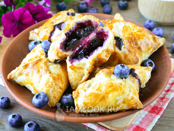 Слойки с голубикой (из слоеного теста), рецепт с фото