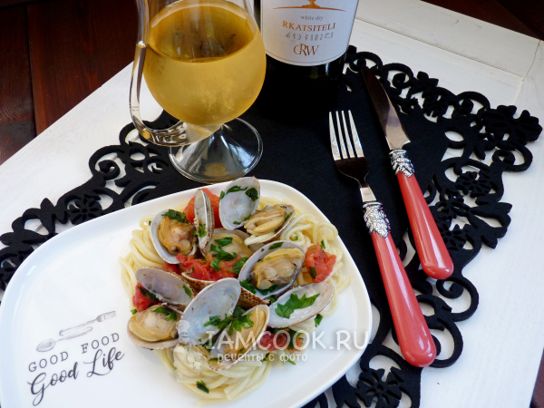 Спагетти с вонголе «по-красному», рецепт с фото