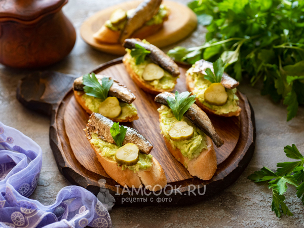 Бутерброды со шпротами и авокадо, рецепт с фото