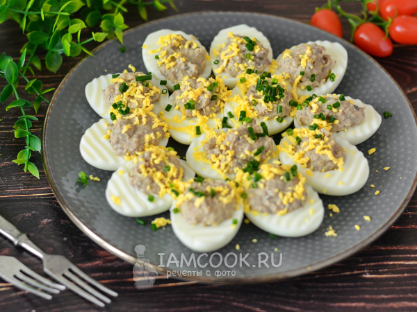 Яйца, фаршированные рыбными консервами, рецепт с фото