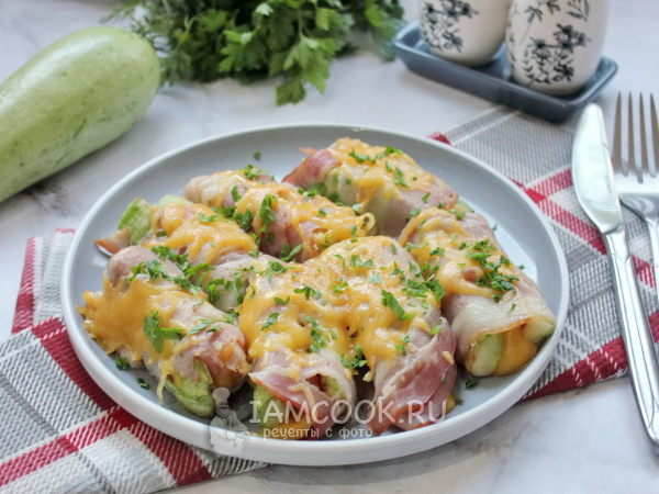 Кабачки с беконом и сыром в духовке, рецепт с фото
