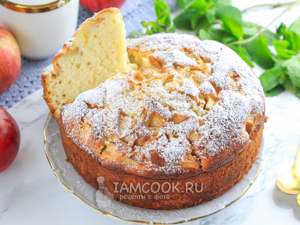 Пышная шарлотка на кефире с яблоками, рецепт с фото